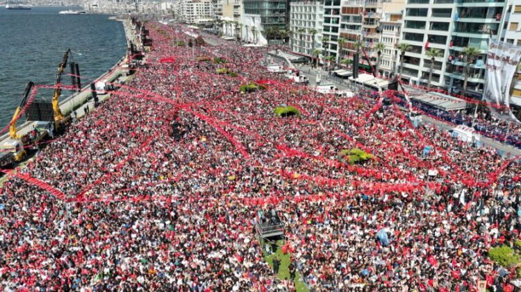 Γεμάτο κόσμο το παραλιακό μέτωπο της Σμύρνης κατά τη σημερινή συγκέντρωση του Κεμάλ Κιλιτσντάρογλου (φωτ.: ΕΡΑ/Tolga Bozoglu)