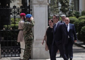 Στιγμιότυπο από την πρωινή επίσκεψη του Κυριάκου Μητσοτάκη στο Προεδρικό Μέγαρο, για να πάρει την εντολή σχηματισμού κυβέρνησης (φωτ.: Κώστας Τζούμας/ EUROKINISSI)