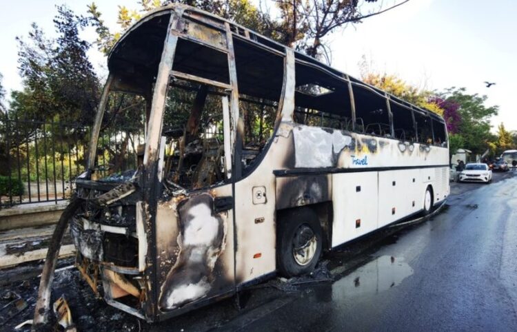 Ένα από τα δύο λεωφορεία που κάηκαν ολοσχερώς έξω από τη Γεωπονική Σχολή μετά από φωτιά που προκάλεσαν μολότοφ (πηγή φωτ.: ΕΡΤ)