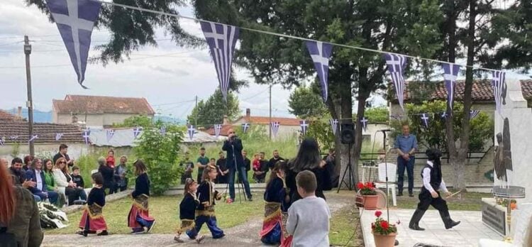 Πόσο συγκινητικό είναι να βλέπεις τη νέα γενιά των Ποντίων να αποτίνει φόρο τιμής στους προγόνους μας! (πηγή: facebook.com/THEMISTOKLEIAASLANIDOU)