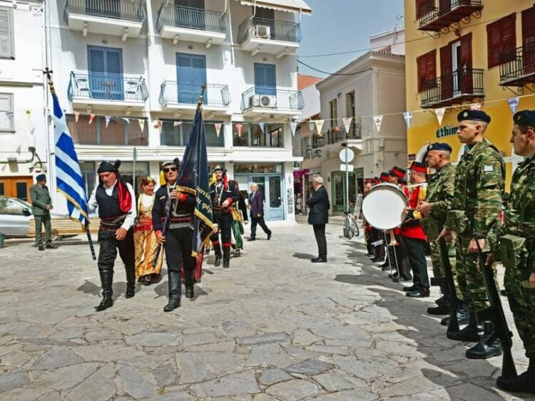 Το άγημα του Συλλόγου Ποντίων Αργολίδας «Η Παναγία Σουμελά» (φωτ.: ΑΠΕ-ΜΠΕ/Ευάγγελος Μπουγιώτης)