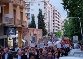 Ο δήμαρχος Νεάπολης-Συκεών δίπλα στον επίτιμο πρόεδρο της ΠΟΕ Γιώργο Παρχαρίδη στην πορεία μνήμης για την επέτειο της Γενοκτονίας των Ποντίων (φωτ.: Έλλη Τσολάκη)