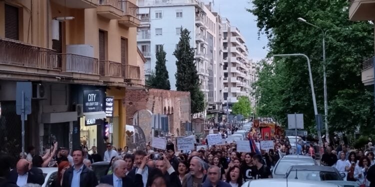 Ο δήμαρχος Νεάπολης-Συκεών δίπλα στον επίτιμο πρόεδρο της ΠΟΕ Γιώργο Παρχαρίδη στην πορεία μνήμης για την επέτειο της Γενοκτονίας των Ποντίων (φωτ.: Έλλη Τσολάκη)