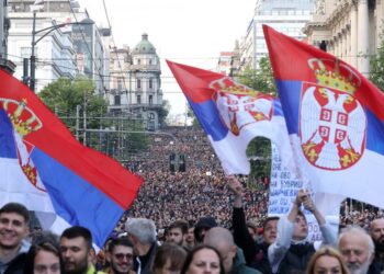 Δεκάδες χιλιάδες πολίτες συμμετέχουν στην ειρηνική διαδήλωση ενάντια στη βία που διοργάνωσε στο Βελιγράδι η αντιπολίτευση (φωτ.: EPA/Andrej Cukic)