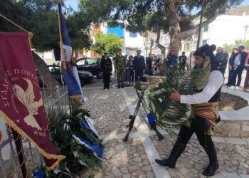 Κατάθεση στεφάνων στο Μνημείο Μικρασιατικής Μνήμης στην περιοχή του προσφυγικού συνοικισμού του Ξηροκάμπου στη Σύρο στις εκδηλώσεις Μνήμης για την επέτειο της Γενοκτονίας των Ποντίων (πηγή φωτ.: koinignomi.gr)