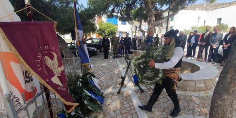 Κατάθεση στεφάνων στο Μνημείο Μικρασιατικής Μνήμης στην περιοχή του προσφυγικού συνοικισμού του Ξηροκάμπου στη Σύρο στις εκδηλώσεις Μνήμης για την επέτειο της Γενοκτονίας των Ποντίων (πηγή φωτ.: koinignomi.gr)