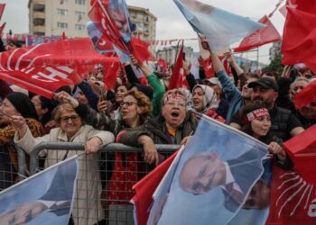 Υποστηρικτές του Κεμάλ Κιλιτσντάρογλου, επικεφαλής του CHP, στην προεκλογική του ομιλία στην Προύσα (φωτ.: EPA/ERDEM SAHIN)