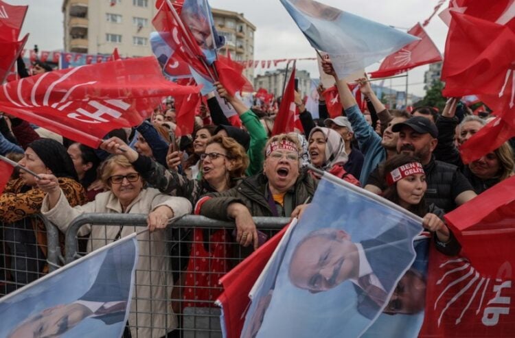 Υποστηρικτές του Κεμάλ Κιλιτσντάρογλου, επικεφαλής του CHP, στην προεκλογική του ομιλία στην Προύσα (φωτ.: EPA/ERDEM SAHIN)