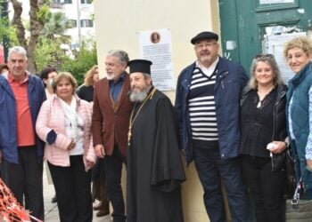 Ο δήμαρχος Νέας Φιλαδέλφειας - Νέας Χαλκηδόνας Γιάννης Βούρος, ο πατέρας Χρήστος Αμπατζόγλου, ο πρόεδρος της Ένωσης Βουρλιωτών  Φώτης Καραλής και μέλη της (πηγή: facebook.com/fotis.karalis.9)