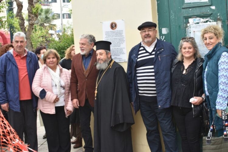 Ο δήμαρχος Νέας Φιλαδέλφειας - Νέας Χαλκηδόνας Γιάννης Βούρος, ο πατέρας Χρήστος Αμπατζόγλου, ο πρόεδρος της Ένωσης Βουρλιωτών  Φώτης Καραλής και μέλη της (πηγή: facebook.com/fotis.karalis.9)