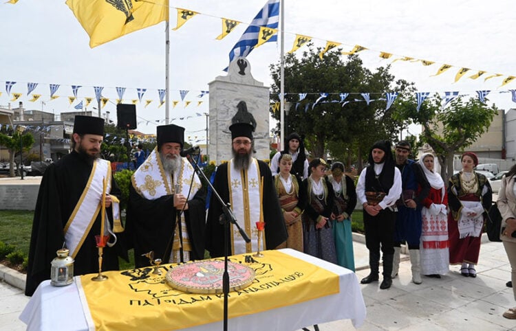 Τρισάγιο από τον μητροπολίτη Αττικής και Βοιωτίας Χρυσόστομο στο Μνημείο Ηρώων Ακριτών του Πόντου (φωτ.: Facebook / Δήμος Αχαρνών)