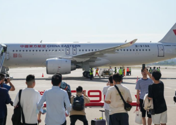 Το made in China αεροσκάφος τύπου C919 στο αεροδρόμιο Χιογκτσάο της Σαγκάης (φωτ.: Xinhua / Ding Ting)