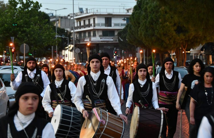 Στιγμιότυπο από τη λαμπαδηφορία του 2023 (φωτ.: Facebook / Σύλλογος Ποντίων Αγ. Βαρβάρας Ο Φάρος)