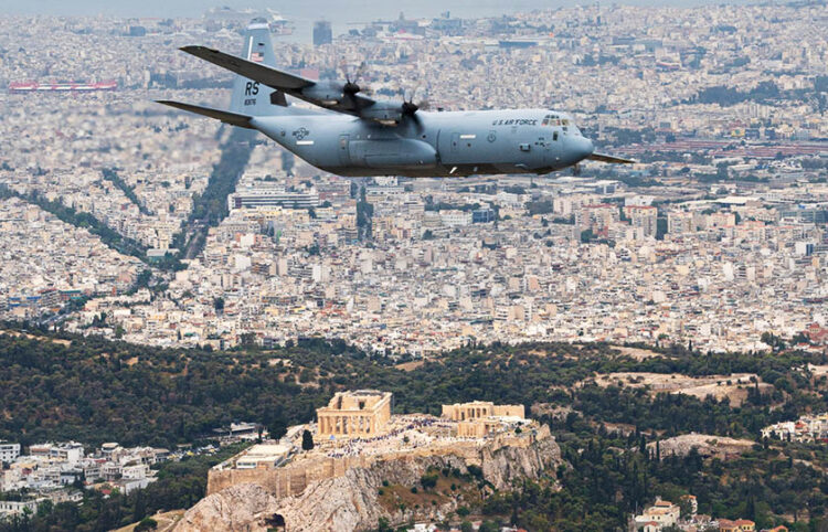 Το αμερικανικό C-130J πάνω από την Ακρόπολη, στο πλαίσιο της άσκησης «Κλεμμένος Κέρβερος» (φωτ.: Γραφείο Τύπου ΓΕΕΘΑ)