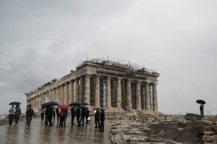 Επίσκεψη στην Ακρόπολη υπό βροχή (φωτ.: EUROKINISSI/Μιχάλης Καραγιάννης)