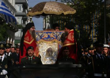 Η εικόνα της Παναγίας του Άξιον Εστί συνοδευόμενη από ποιμένες της μοναστικής πολιτείας του Αγίου Όρους. Η εικόνα θα εκτίθεται σε λαϊκό προσκύνημα για τις επόμενες δύο εβδομάδες (φωτ.: ΑΠΕ-ΜΠΕ/Ορέστης Παναγιώτου)