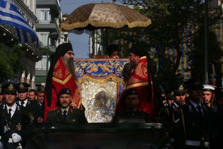 Η εικόνα της Παναγίας του Άξιον Εστί συνοδευόμενη από ποιμένες της μοναστικής πολιτείας του Αγίου Όρους. Η εικόνα θα εκτίθεται σε λαϊκό προσκύνημα για τις επόμενες δύο εβδομάδες (φωτ.: ΑΠΕ-ΜΠΕ/Ορέστης Παναγιώτου)