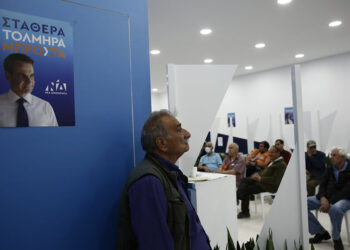 Κόσμος στο εκλογικό περίπτερο του κόμματος της Νέας Δημοκρατίας στο Σύνταγμα (φωτ.: ΑΠΕ-ΜΠΕ / Γιάννης Κολεσίδης)