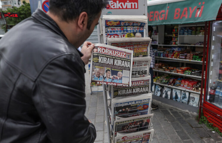 Πρωτοσέλιδα την επομένη των εκλογών στην Τουρκία (φωτ.: EPA / Erdem Sahin)