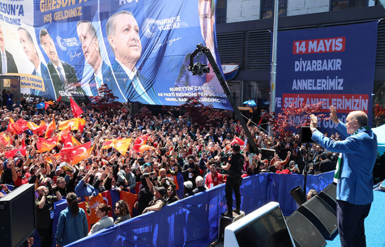 Στιγμιότυπο από την προεκλογική συγκέντρωση για τον Ρετζέπ Ταγίπ Ερντογάν στην Κερασούντα (φωτ.: Twitter / @RTErdogan)