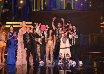 H Loreen από τη Σουηδία κρατάει το τρόπαιο της Eurovision μόλις έχει κερδίσει το διαγωνισμό τραγουδιού στο Λίβερπουλ (φωτ.: EPA/Adam Vaughan)