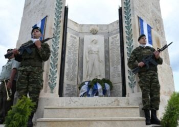 Στιγμιότυπο από την κατάθεση στεφάνων στο Ηρώο (φωτ.: Γραφείο Τύπου υπουργείου Εθνικής Άμυνας)