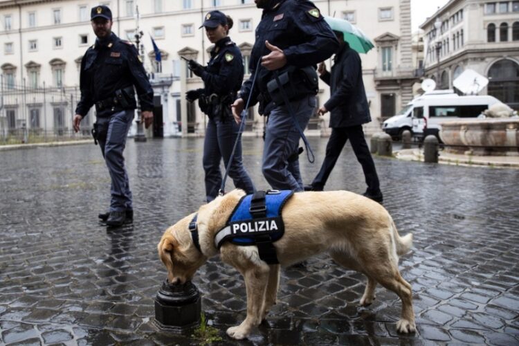 Σκυλί της ιταλικής αστυνομίας ελέγχει εξωτερικό χώρο για κρυμμένα εκρηκτικά (φωτ.: EPA / Angelo Carconi)