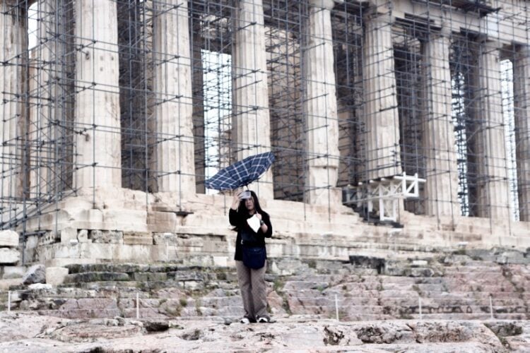 Τουρίστες υπό βροχή στον Παρθενώνα (φωτ.: EUROKINISSI/Σωτήρης Δημητρόπουλος)