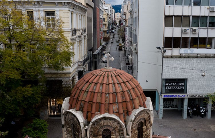 Ο τρούλος από την Παναγία Καπνικαρέα και στο βάθος η Βουλή (φωτ.: EUROKINISSI / Γιάννης Παναγόπουλος)