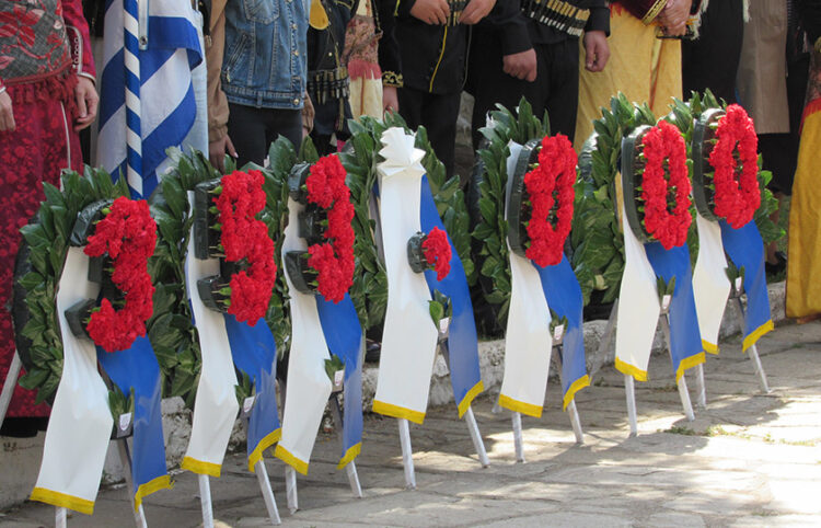 Στεφάνια στο Μνημείο Ηρώων στην Πλατεία Μακεδονομάχων της Καστοριάς (φωτ.: Flickr / Γιώργος Σπύρου)