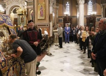 Πιστοί από όλη την Αθήνα και τους γύρω νομούς προσκύνησαν και σήμερα την Παναγία «Άξιον Εστί» (φωτ.: Χρήστος Μπόνης/Αρχιεπισκοπή Αθηνών)