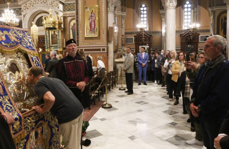 Πιστοί από όλη την Αθήνα και τους γύρω νομούς προσκύνησαν και σήμερα την Παναγία «Άξιον Εστί» (φωτ.: Χρήστος Μπόνης/Αρχιεπισκοπή Αθηνών)