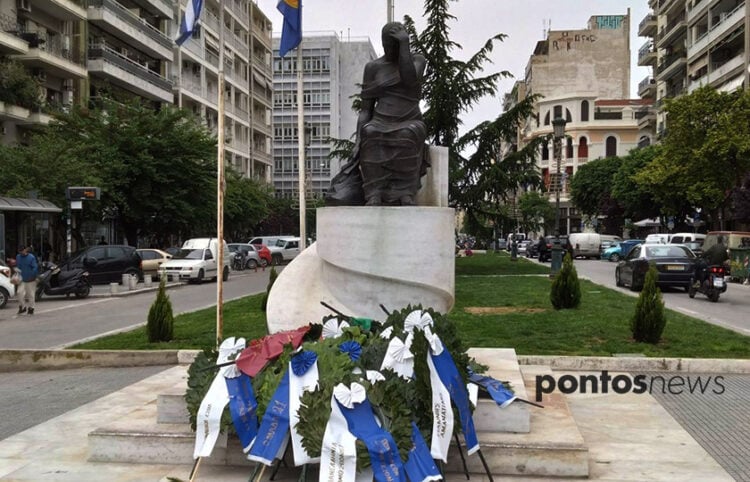 Το άγαλμα της Πόντιας μάνας, στην πλατεία Αγίας Σοφίας, στη Θεσσαλονίκη (φωτ.: Έλλη Τσολάκη)