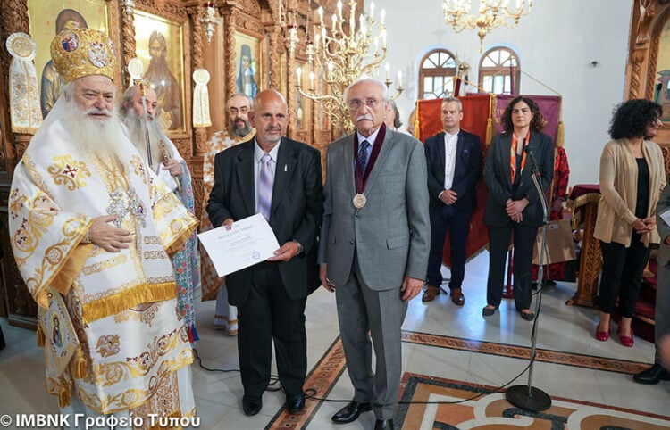 Ο μητροπολίτης Βεροίας Παντελεήμων, ο πρόεδρος της Ευξείνου Λέσχης Ποντίων Νάουσας Φώτης Φανιάδης και ο πρόεδρος του Σωματείου «Παναγία Σουμελά» Γιώργος Τανιμανίδης (φωτ.: Μητρόπολη Βεροίας, Ναούσης, Καμπανίας)