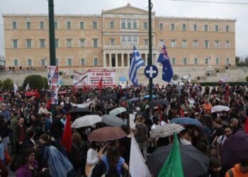 Μέλη του κινήματος ΠΑΜΕ, του ΚΚΕ,  εργατικών σωματείων και απλοί πολίτες πήραν μέρος, σήμερα, στη συγκέντρωση και την πορεία για την Εργατική Πρωτομαγιά στο Σύνταγμα (φωτ.: ΑΠΕ-ΜΠΕ/ Γιώργος Βιτσαράς)