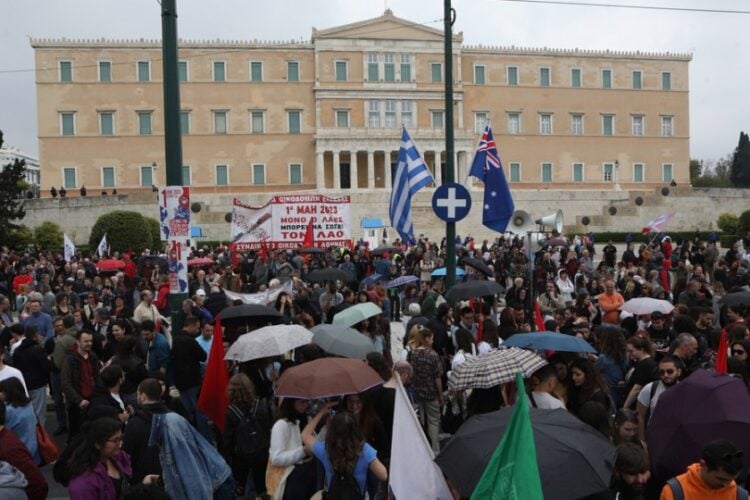 Μέλη του κινήματος ΠΑΜΕ, του ΚΚΕ,  εργατικών σωματείων και απλοί πολίτες πήραν μέρος, σήμερα, στη συγκέντρωση και την πορεία για την Εργατική Πρωτομαγιά στο Σύνταγμα (φωτ.: ΑΠΕ-ΜΠΕ/ Γιώργος Βιτσαράς)