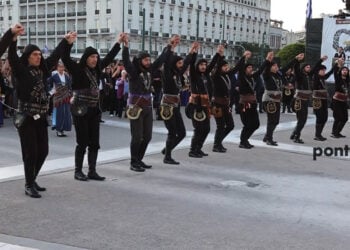 Χορευτές συλλόγων-μελών του Συνδέσμου Ποντιακών Σωματείων Νοτίου Ελλάδος και Νήσων (φωτ. αρχείου: Κώστας Κατσίγιαννης)