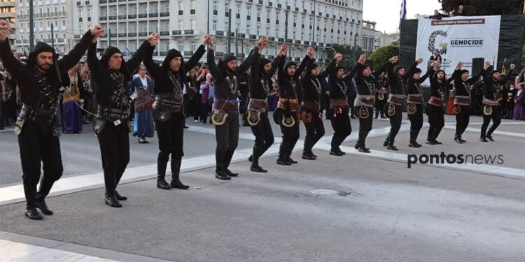 Χορευτές συλλόγων-μελών του Συνδέσμου Ποντιακών Σωματείων Νοτίου Ελλάδος και Νήσων (φωτ. αρχείου: Κώστας Κατσίγιαννης)