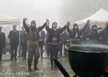 Πυρριχιστές στο χορό σέρρα στην Παναγία Σουμελά, μπροστά από την προτομή του Αλέξανδρου Υψηλάντη (φωτ.: Μητρόπολη Βεροίας, Ναούσης, Καμπανίας / Antonios Dovrinos)