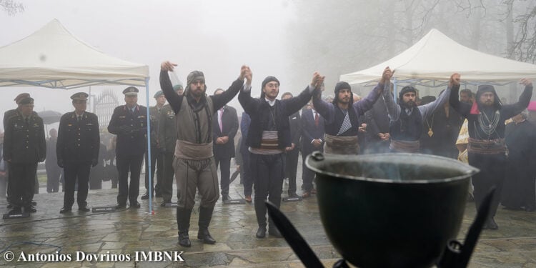 Πυρριχιστές στο χορό σέρρα στην Παναγία Σουμελά, μπροστά από την προτομή του Αλέξανδρου Υψηλάντη (φωτ.: Μητρόπολη Βεροίας, Ναούσης, Καμπανίας / Antonios Dovrinos)