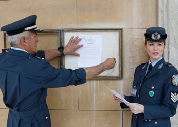 Θυροκόλληση διατάγματος για τη διάλυση της Βουλής (φωτ.: EUROKINISSI / Γιώργος Κονταρίνης)