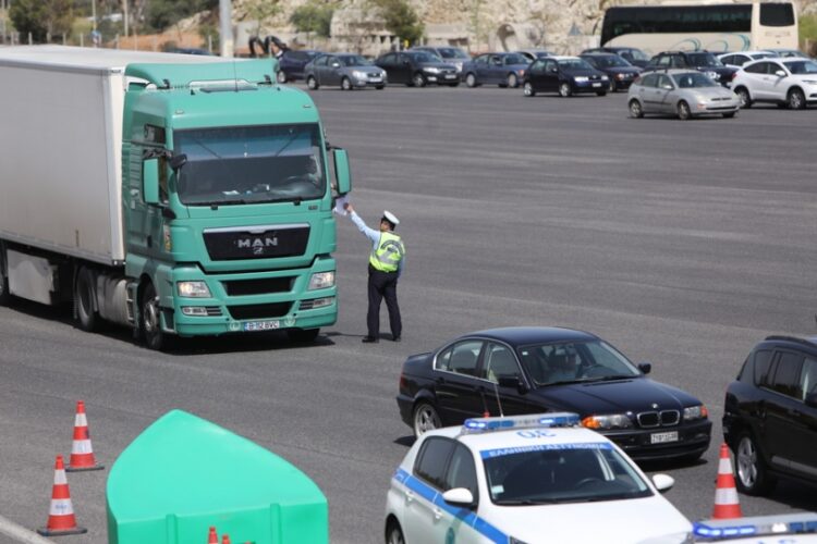 Τροχονόμος ρυθμίζει την κυκλοφορία βαρέων οχημάτων στα διόδια Ελευσίνας (φωτ.: ΑΠΕ-ΜΠΕ/Γιώργος Βιτσαράς)