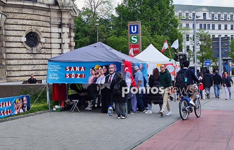 Τούρκοι ψηφοφόροι σε εκλογικό περίπτερο του Κεμάλ Κιλιτσντάρογλου στο Μόναχο της Γερμανίας (φωτ.: Χριστίνα Κωνσταντάκη)