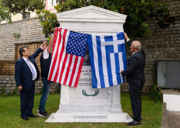 Αποκαλυπτήρια της αναθηματικής πλάκας για τον Έισα Κεντ Τζένινγκς (φωτ.: Δήμος Καβάλας)