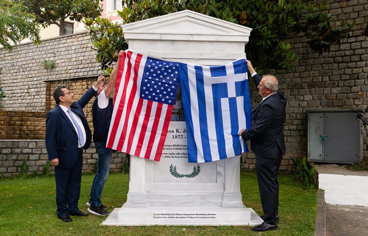 Αποκαλυπτήρια της αναθηματικής πλάκας για τον Έισα Κεντ Τζένινγκς (φωτ.: Δήμος Καβάλας)