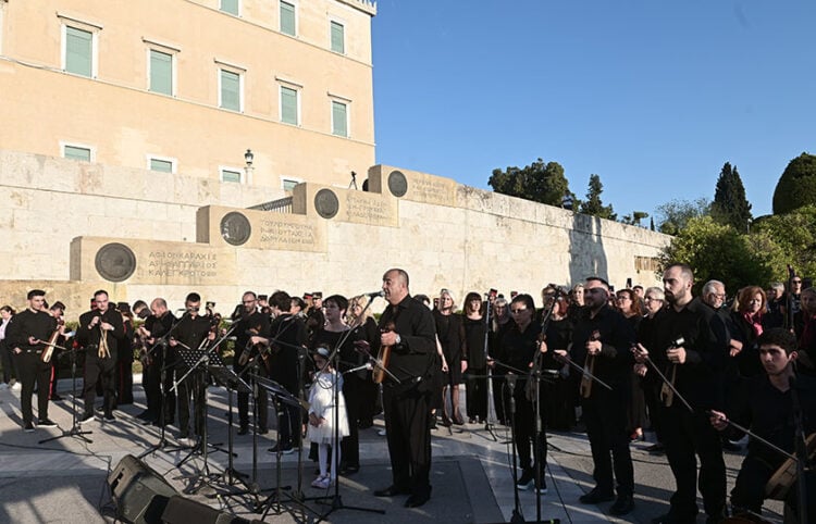 Σόνια Θεοδωρίδου και Ηλίας Υφαντίδης στο Μνημείο του Άγνωστου Στρατιώτη, στις 19 Μαΐου 1919 (φωτ.: EUROKINISSI / Τατιάνα Μπόλαρη)