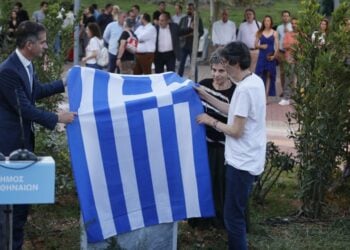 Η στιγμή που αφαιρείται η ελληνική σημαία πάνω από την μαρμάρινη στήλη με το όνομα του κορυφαίου μουσουργού Μίκη Θεοδωράκη (φωτ.: Γιώργος Κονταρίνης / EUROKINISSI)