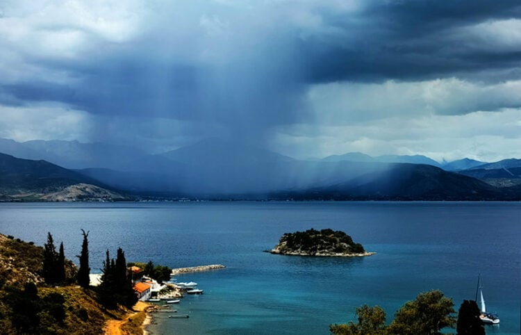 Καταιγίδα πάνω από τη θάλασσα του Ναυπλίου (φωτ.: ΑΠΕ-ΜΠΕ / Ευάγγελος Μπουγιώτης)