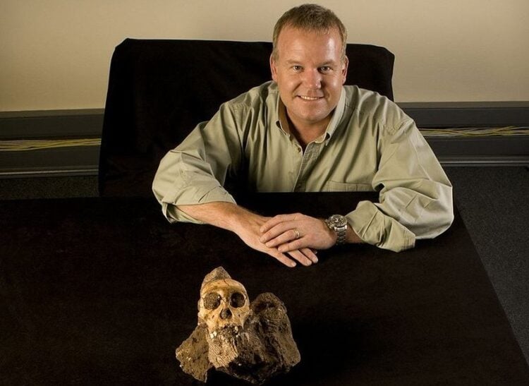 Ο Λι Μπέργκερ με τμήμα του σκελετού του Australopithecus sediba (φωτ.: Brett Eloff/ Courtesy Lee Berger & University Witwatersran)