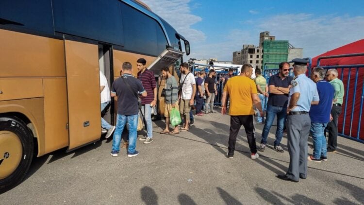 Εικόνα από την αναχώρηση από το λιμάνι της Καλαμάτας των διασωθέντων μεταναστών και προσφύγων από το ναυάγιο ανοιχτά της Πύλου στην οργανωμένη δομή στη Μαλακάσα (φωτ.: ELEFTHERIAONLINE/EUROKINISSI)